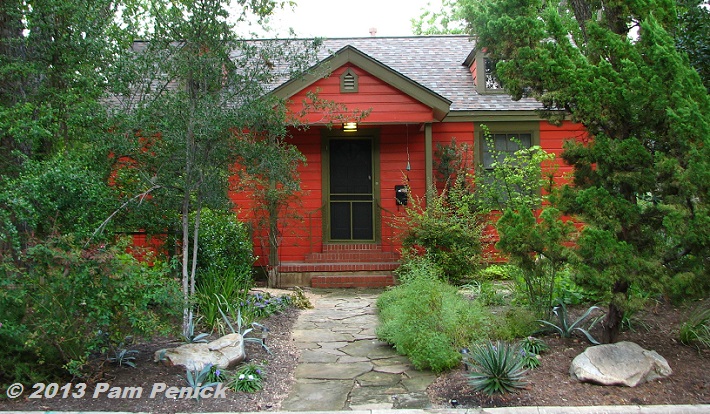 Drive-By Gardens: Woodsy cottage garden with no lawn