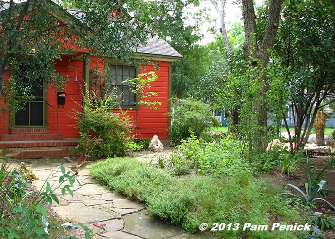 Drive-By Gardens: Woodsy Cottage Garden With No Lawn - Digging