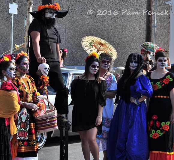 Dia De Los Muertos Parade Brightens Austin Once Again Digging