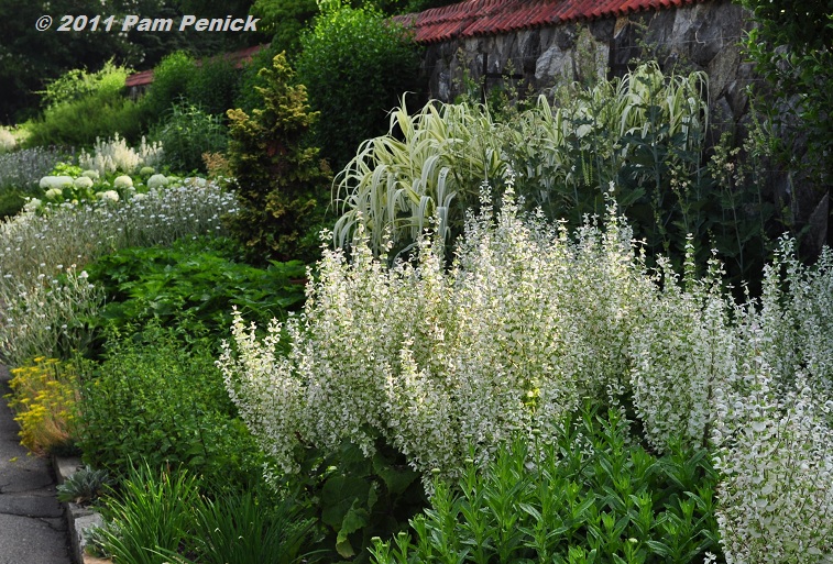 Garden Designers Roundtable: Shades of Limelight on the Garden Stage (& Other One-Color Gardens)