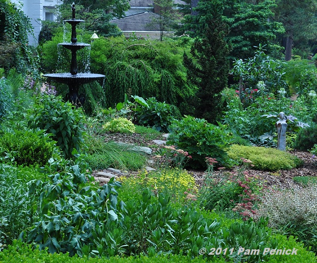 The artful collector's garden of Helen Yoest