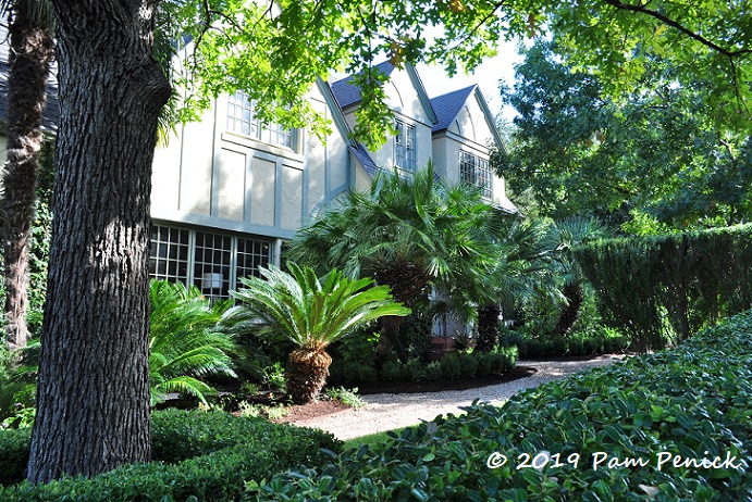 Hideaway garden at Davern Oaks: Austin Open Day tour - Digging