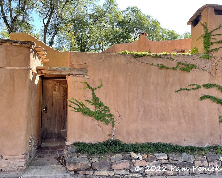 Doors, gardens, art along Santa Fe's Canyon Road - Digging