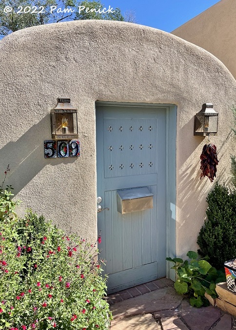 Doors, gardens, art along Santa Fe's Canyon Road - Digging