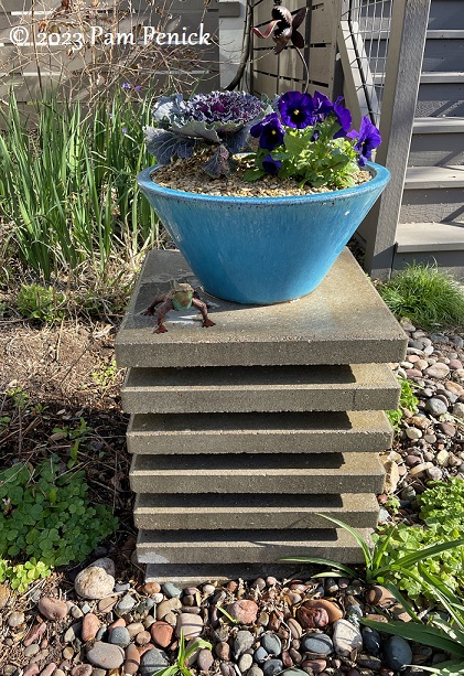 Make a stacked paver pedestal for your garden