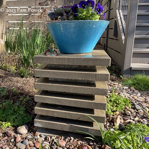 Make a stacked paver pedestal for your garden