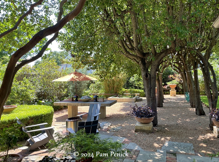 Deborah Hornickel's modern-formal garden invites outdoor lounging